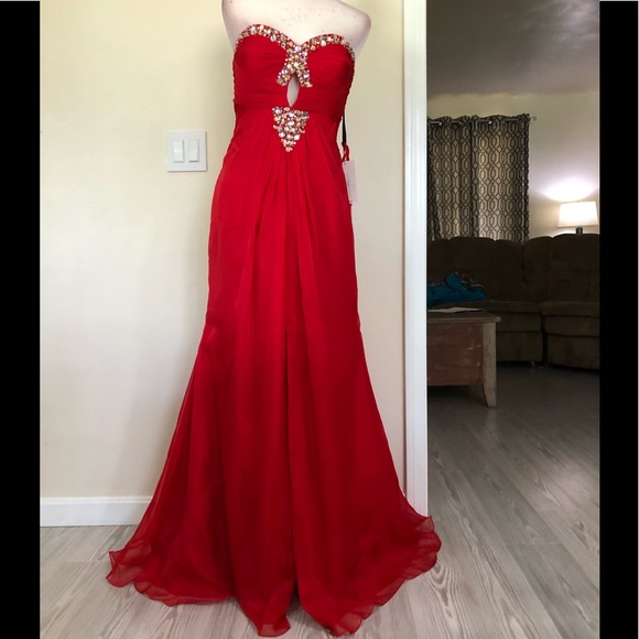 Red chiffon with front keyhole - Picture 13 of 14